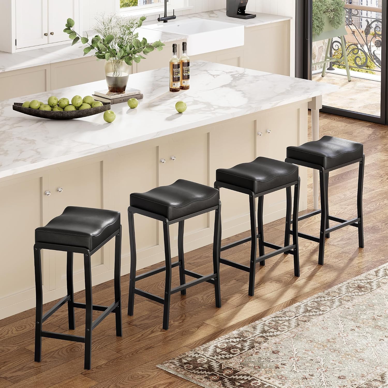 Home Bar Lounge - カウンターハイトバースツールセット（1/2/4脚）、26.2インチのフェイクレザーサドルバースツール、パッド入りシート、キッチンアイランド用金属製フットレスト付き